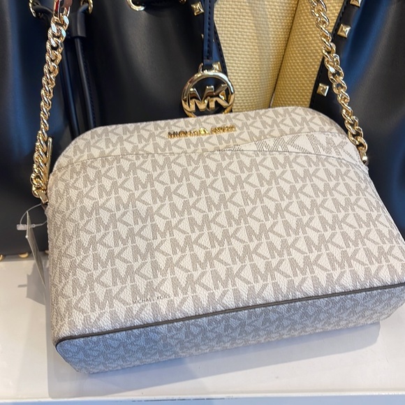 MICHAEL KORS Jet Set Medium Logo Dome Satchel Crossbody
Vanilla
NWT - Picture 10 of 16